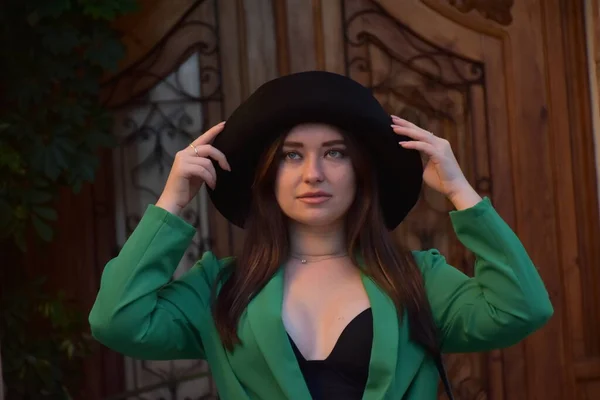 Красивая Молодая Женщина Шляпе Черной Куртке Позирует Студии — стоковое фото