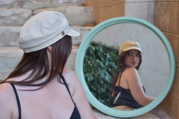 Fille Regarde Dans Miroir Reflet Dans Miroir — Photo