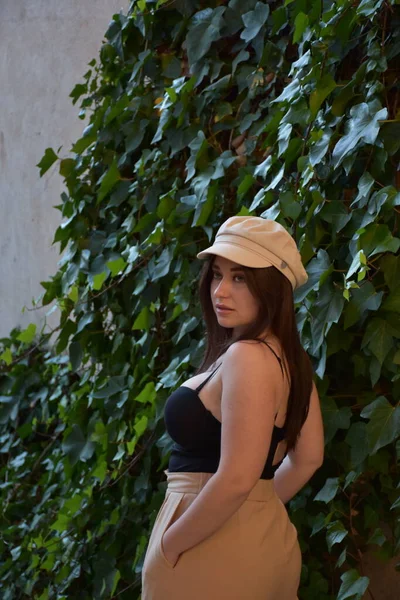 Junge Frau Mit Hut Und Weißem Hemd Park — Stockfoto
