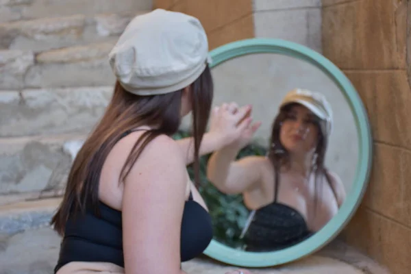 Chica Mira Espejo Reflejo Espejo —  Fotos de Stock