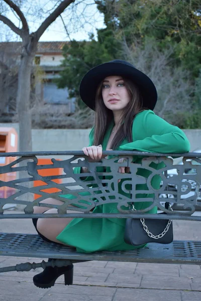 Şapkalı Siyah Elbiseli Parkta Poz Veren Güzel Bir Kadın — Stok fotoğraf