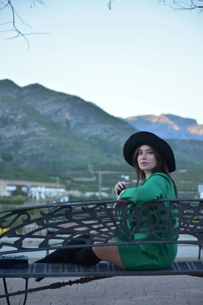 Schöne Junge Frau Mit Hut Und Schwarzem Kleid Posiert Park — Stockfoto