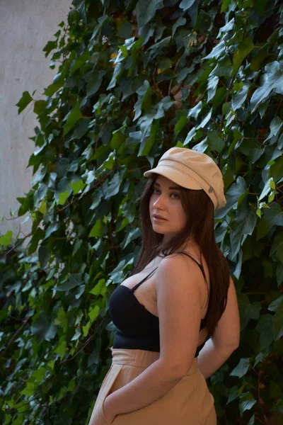 帽子を被った若い美しい女性と黒いドレス — ストック写真