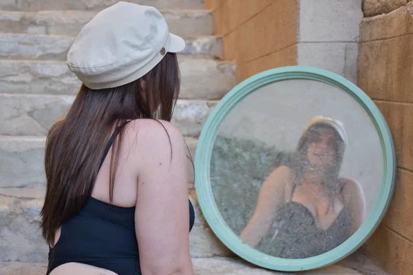Menina Olha Espelho Reflexo Espelho — Fotografia de Stock