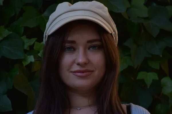 Portretul Unei Femei Tinere Frumoase Într Pălărie Cămașă Verde — Fotografie, imagine de stoc