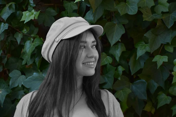 Πορτρέτο Μιας Όμορφης Νεαρής Γυναίκας Πράσινο Πουκάμισο Και Καπέλο — Φωτογραφία Αρχείου