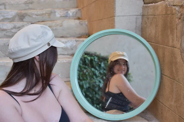 Lány Belenéz Tükörbe Tükörbe — Stock Fotó