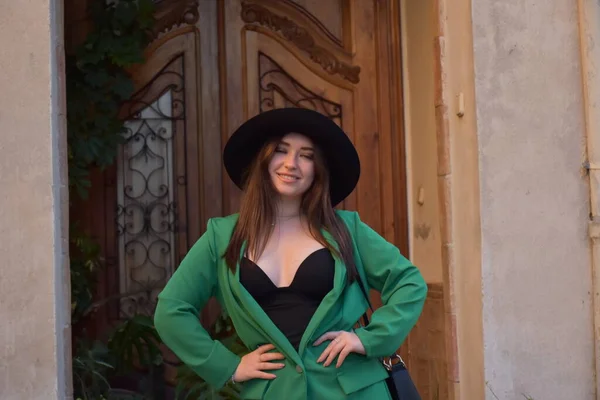 Красивая Молодая Женщина Шляпе Черном Платье Позирует Улице — стоковое фото