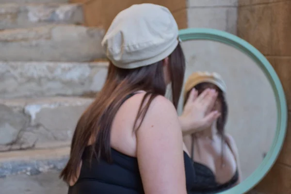 Κορίτσι Κοιτά Στον Καθρέφτη Και Την Αντανάκλαση Στον Καθρέφτη — Φωτογραφία Αρχείου
