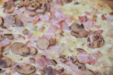 Peynirli ve mantarlı pizza.