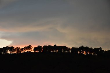 Dağın üstünde güzel bir gün batımı