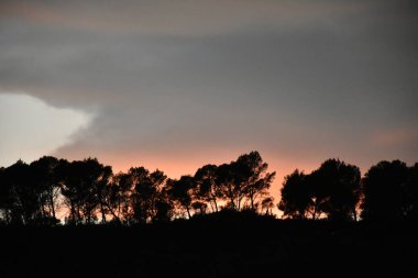 Dağın üstünde güzel bir gün batımı