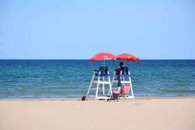 Sahilde oturup cankurtaran