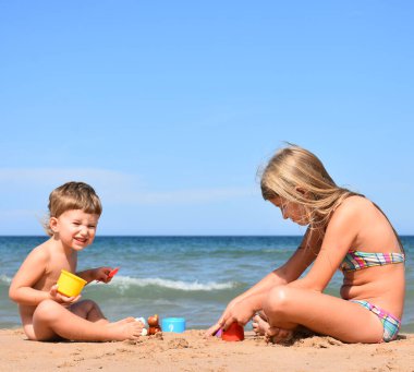 plajda oynayan çocuklar