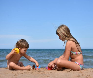 plajda oynayan çocuklar
