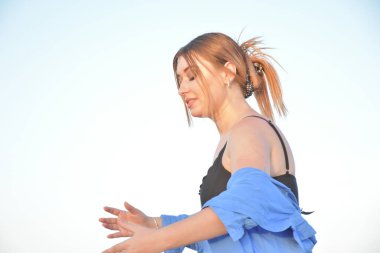 Kumsalda güzel genç bir kadın