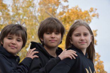 mutlu genç aile dört