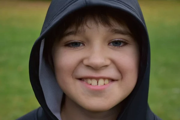 Portrét Usmívajícího Chlapce Černou Bundou Parku Royalty Free Stock Fotografie