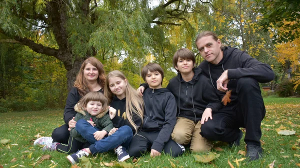 Familie Met Kinderen Herfstpark Stockfoto