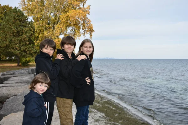 Gelukkige Familie Van Vier Het Najaar Park Drie Kinderen Jongens Stockfoto
