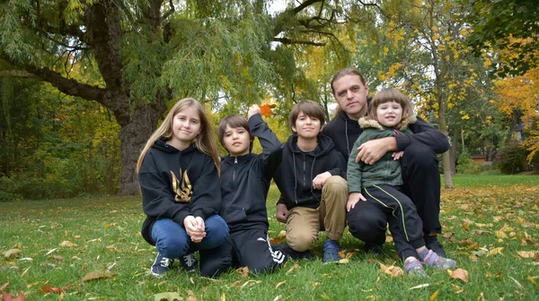 Šťastná Čtyřčlenná Rodina Čtyřmi Chlapci Dívka Podzimním Parku Stock Snímky