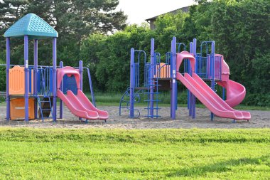 Çocuk parkı manzaranın arka planına karşı