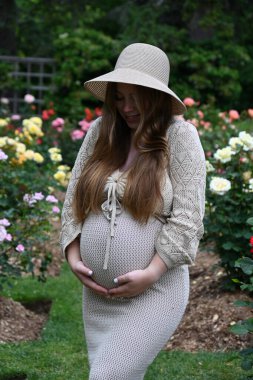 Arka planda bir kızın portresi,