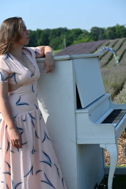 Piyanonun yanında poz veren genç kadın. romantik kavram.