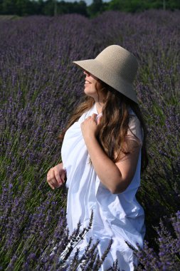 Beyaz lavanta tarlasında genç bir kadın