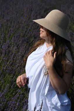 Lavanta tarlasında şapkalı bir kadın