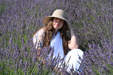 Lavanta tarlasında şapkalı bir kadın