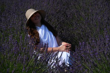 Lavanta tarlasında şapkalı bir kadın