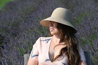 Lavanta tarlasında şapkalı bir kadın