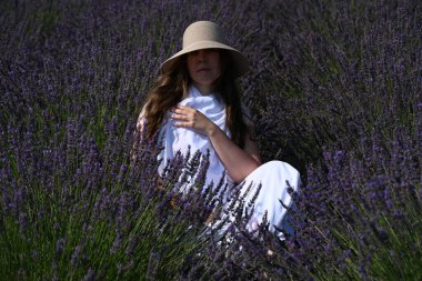 Lavanta tarlasında şapkalı bir kadın