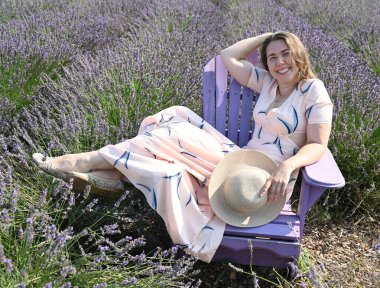 Lavanta tarlasında güzel genç bir kadın