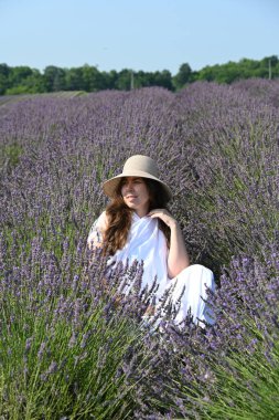 Lavanta tarlasında güzel genç bir kadın