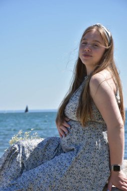 hamile kadın üzerinde deniz kıyısı,