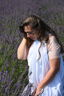 Lavanta tarlasında genç esmer bir kadının portresi.