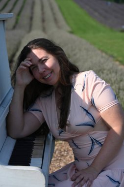 Parktaki genç kadın lavanta tarlasında şapkalı kadın ve beyaz piyano