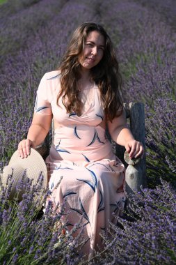 Lavanta tarlasında güzel genç bir kadın