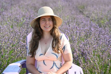 Lavanta tarlasında güzel genç bir kadın