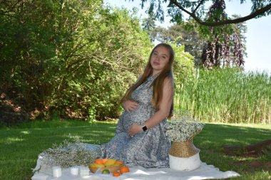 Arka planda hamile bir kadın var.,