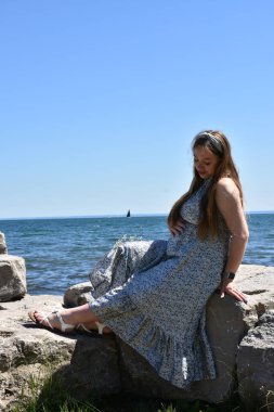 hamile kadın üzerinde deniz kıyısı,