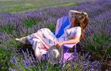 Lavanta tarlasında şapkalı bir kadın