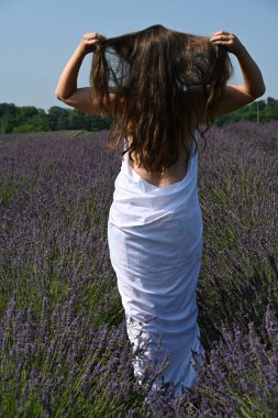 Lavanta tarlasında beyaz elbiseli bir kız.,