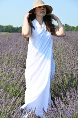 Beyaz elbiseli kız lavanta tarlasında,