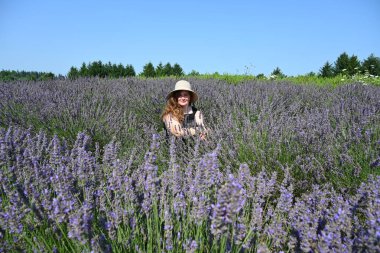 Lavanta tarlasında orta yaşlı bir kadın