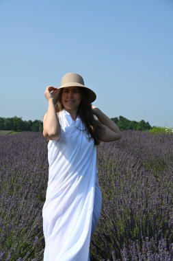 Beyaz elbiseli kız lavanta tarlasında,