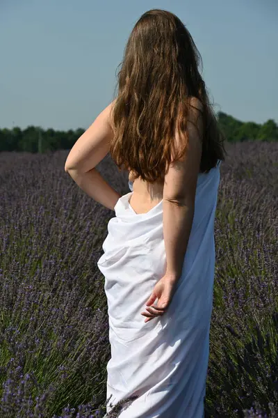 Lavanta tarlasında beyaz elbiseli bir kız.,