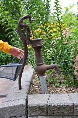 Çiçek tarhında eski ve paslı musluk,